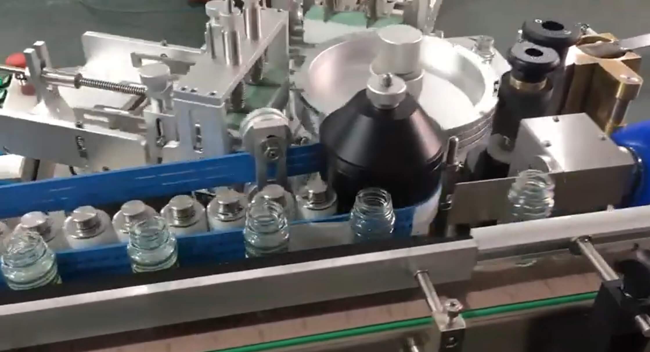 Cold glue labeling machine